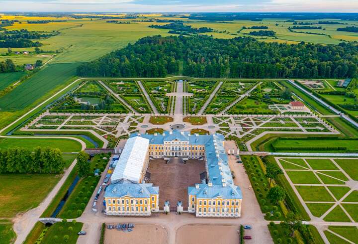 Rundāles pils palatsi ja puutarha.