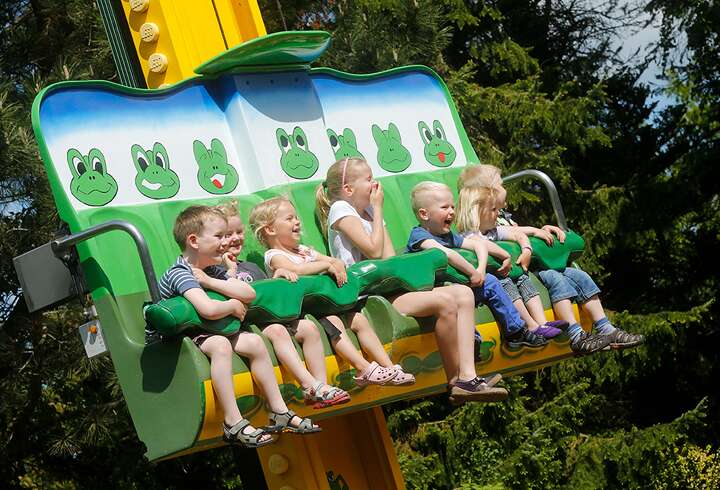 Legoland lapset istuu laitteessa.