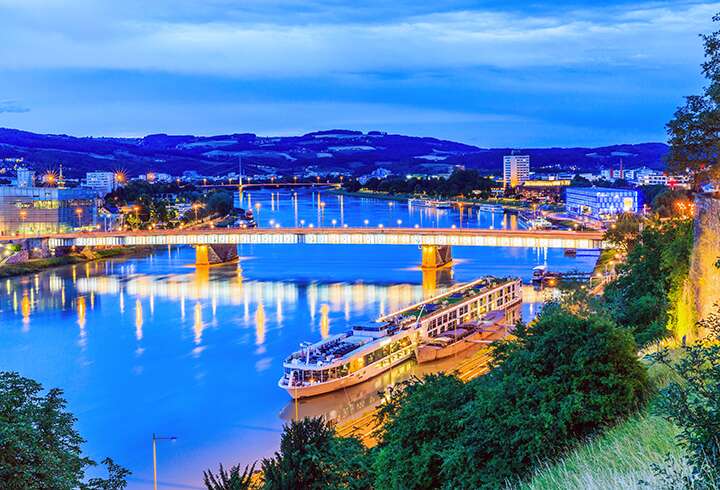 Linzin kaupunki illalla. 