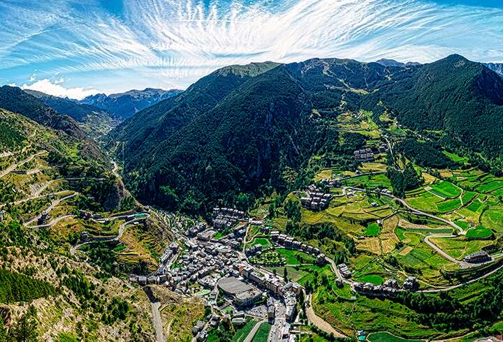 Auringon säteet heistajavat vuoriston takaa. 