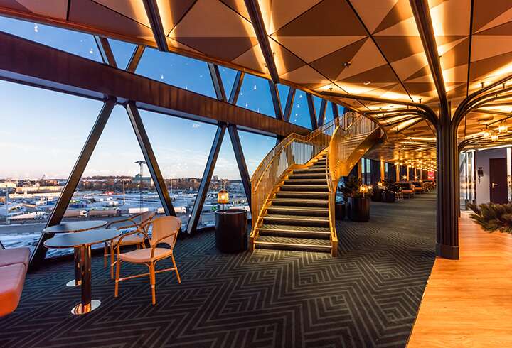 Viking Gloryn rappuset ja taustalla satama. 