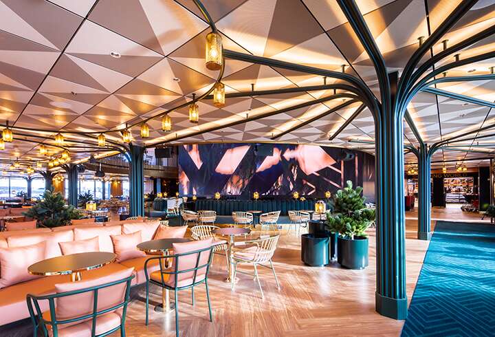 Viking Line istuskeluravintolan sisustusta ja valaistusta. 