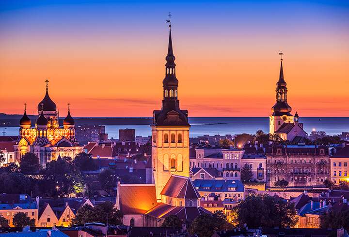 Tallinnan tornit auringonlaskussa. 