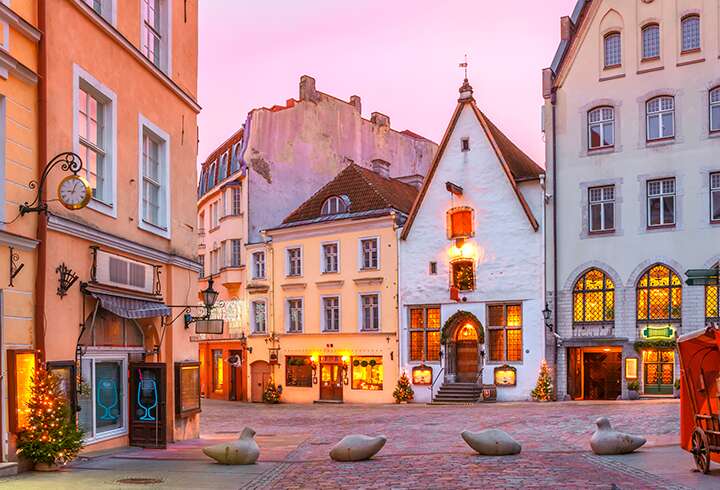 Tallinnan vanhakaupunki illan hämärtyessä. 