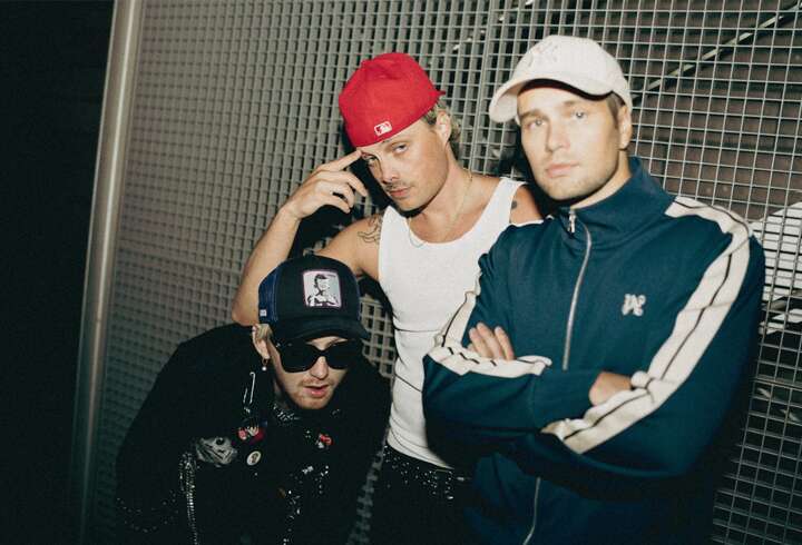 Mouhous esiintymässä Viking Gracella. 