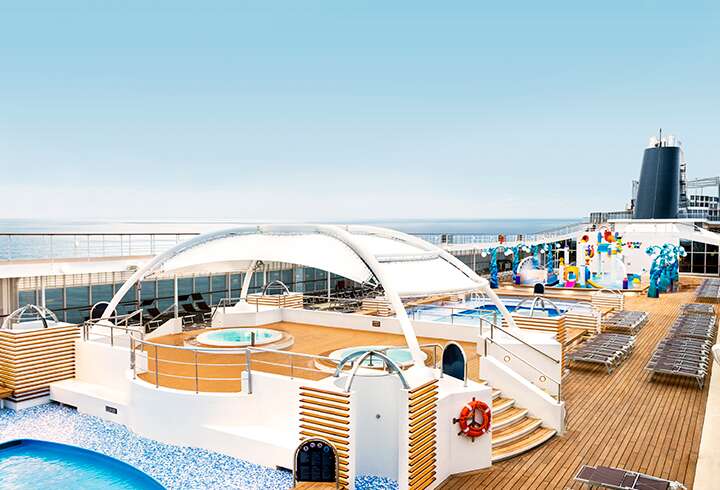 MSC Armonian kannella voi ottaa aurinkoa ja uida. 