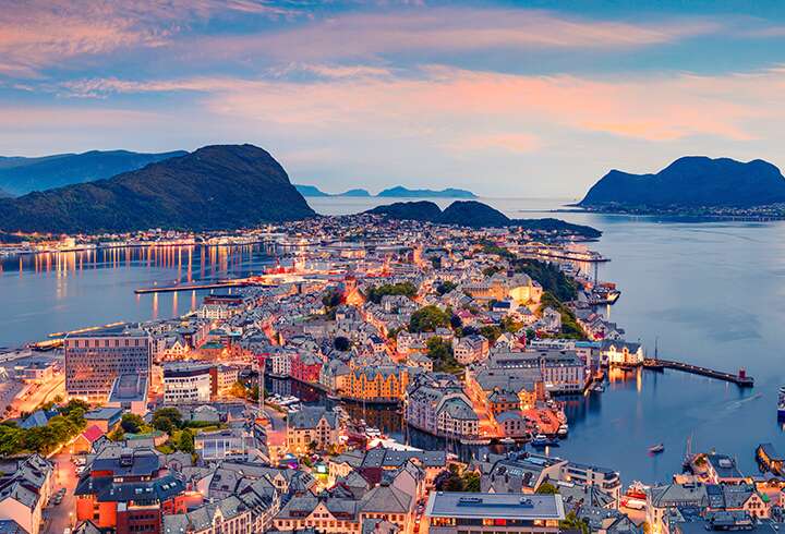 Ålesund iltavalaistuksessa. 