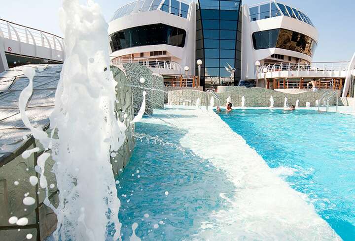 MSC Preziosa allasalue kannella. 