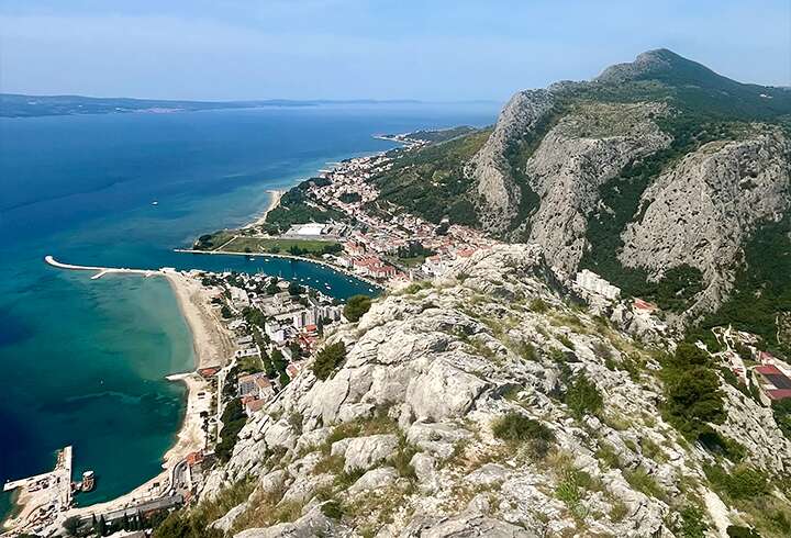 Omis.