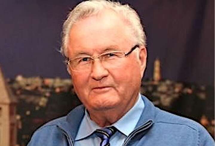 Pekka Sartola risteilyisäntänä Israel-risteilyllä.