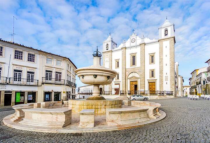 Evoran kaupungin suihkulähde aukiolla.