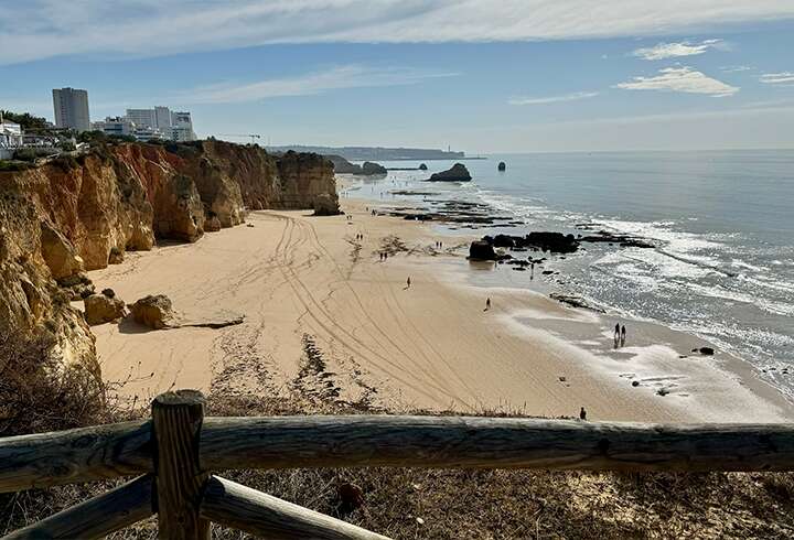 Portimaon ranta patikkakohteena.