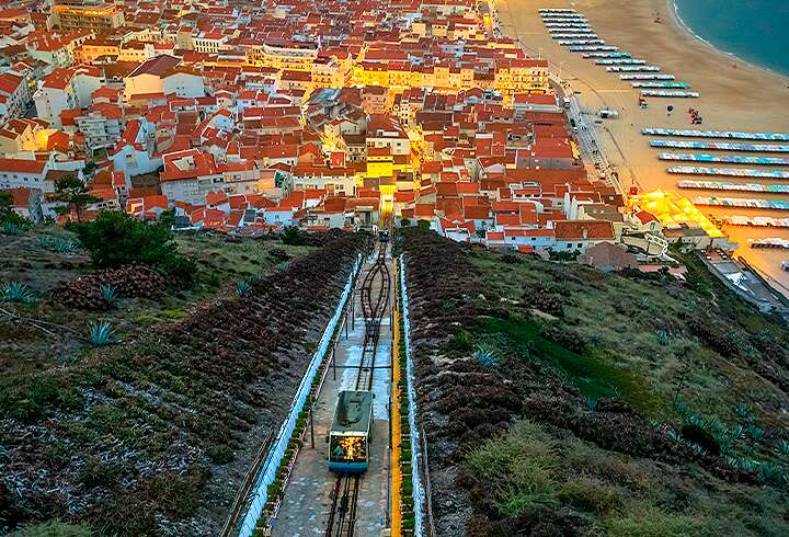 Voit viettää vapaapäivää Nazareessa menemällä mäkiratikalla ylös. 