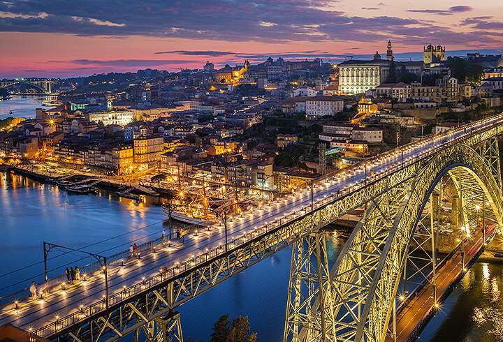 Porto illalla valaistuna. 