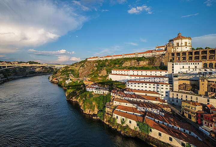 Porto Vila Noca de Gaia, Douro joen vieressä. 