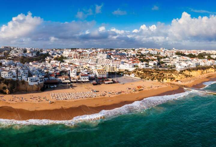 malagan katedraali ja kaupunki illalla