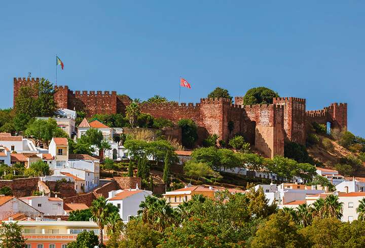 Malagalaista arkkitehtuuria ja kukkia