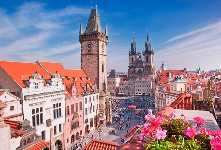 Vyšší Brodin luostari Vltava-joen varrella.