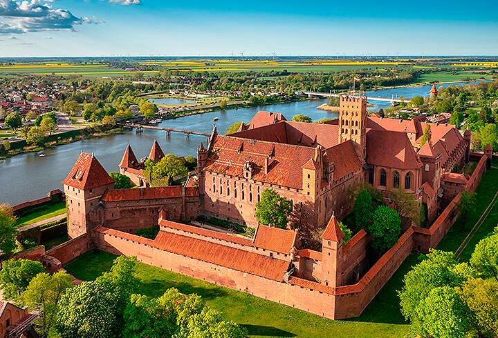 Malborkin linna aurinkoisena päivänä. 