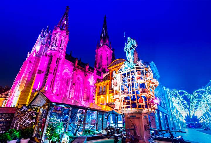 Mulhousen kaupunki värikkäissä valoissa.