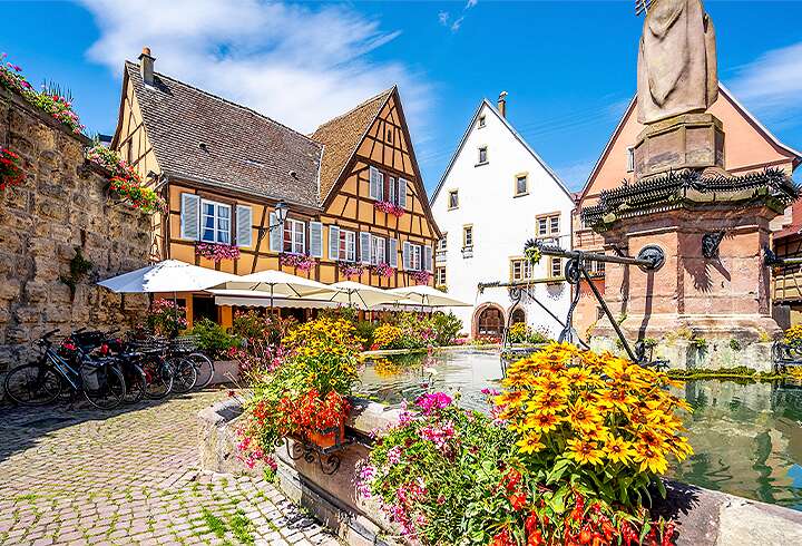 Ranskan Alsaceen värikäs miljöö.
