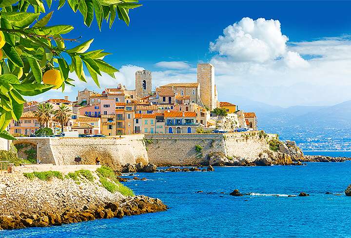 Antibesin kaupungin idyllinen kaupunki värikkäine taloineen. 