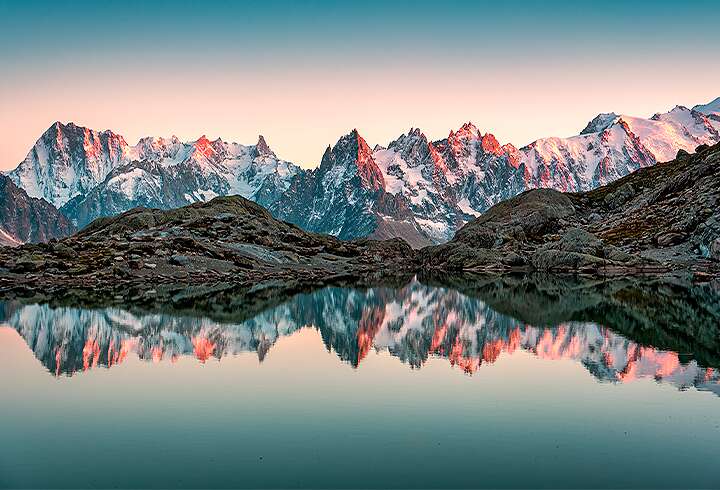 Chamonixin Mont Blanc -vuoren lumiset huiput. 