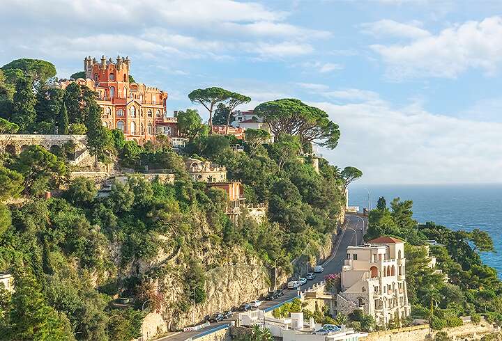 Nizzaan kulkeva tie, jonka reunuksilla upeat rakennukset. 