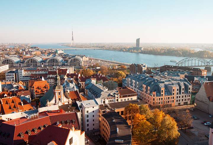 Riikan kaupunki saavutetaan bussilla Tallinnasta. 