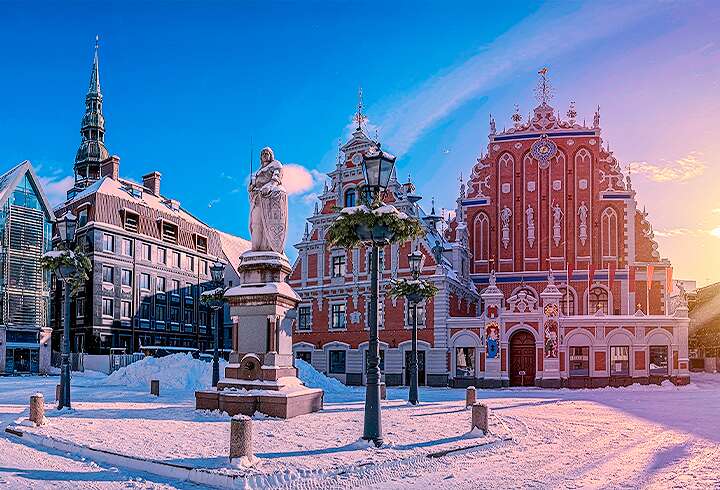 Riikan kaupunki auringon säteissä. 