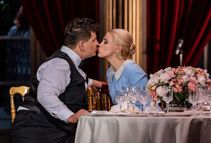 Tallinnan oopperatalossa esiintymässä Lepakko. 