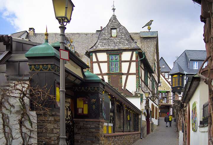 Rüdesheimin kaupunki Reinin jokiristeilyn varrella. 