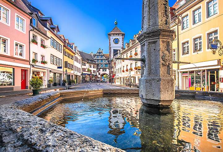 Freiburg im Breisgaun suihkulähde aukiolla. 