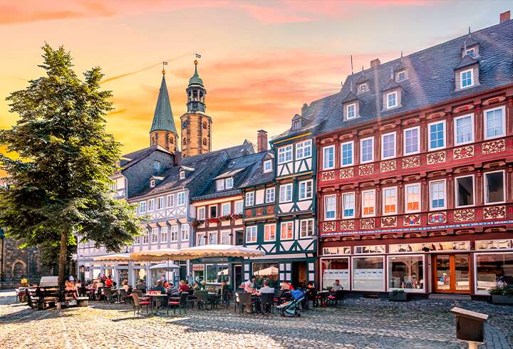 Goslarin arkkitehtuuri auringonlaskussa.