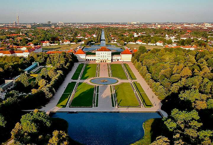 Nymphenburgin linna aurinkoisena päivänä. 