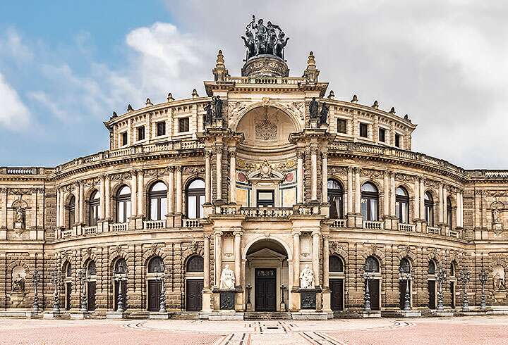 Dresdenissä sijaitseva oopperatalo Semperoper, jossa Patina-lehden lukijamatka vierailee. 