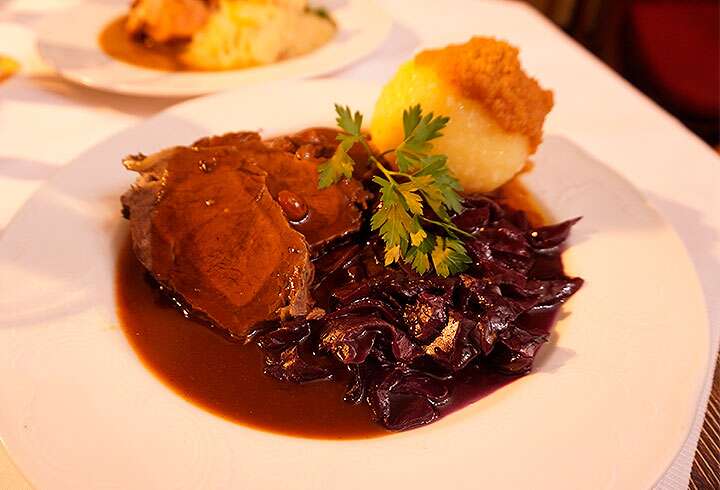 Lounas ravintola Sophienkellerissä. 