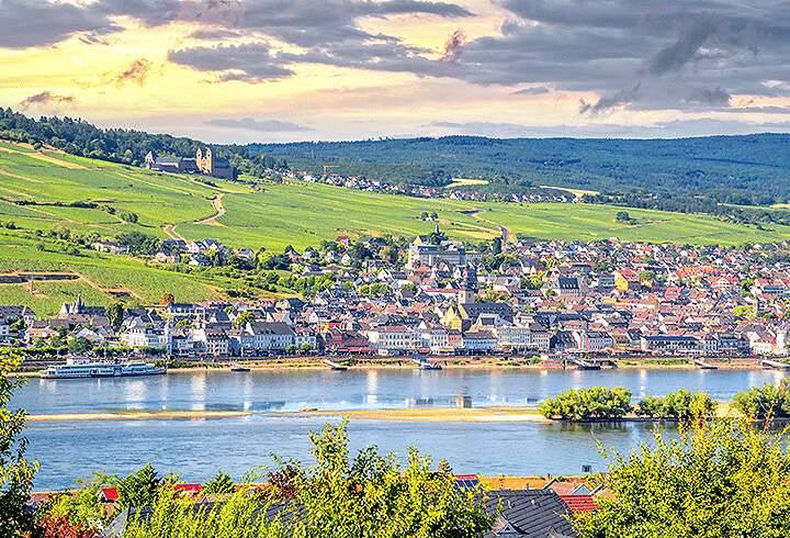 Rudesheimin kaupunki Rein joella 