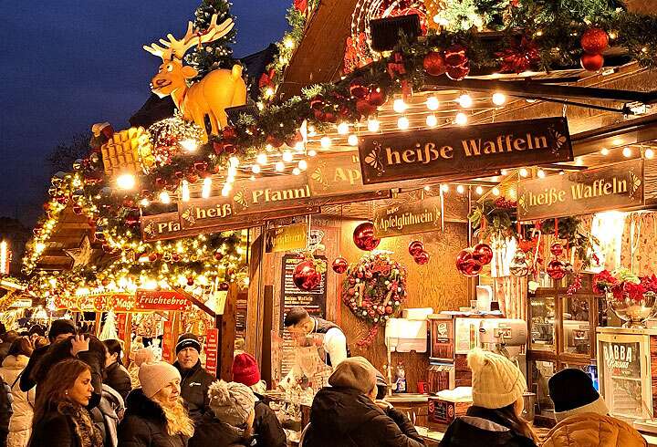 Joulun aikaan Saksan joulumarkkinat illan hämärtyessä. 