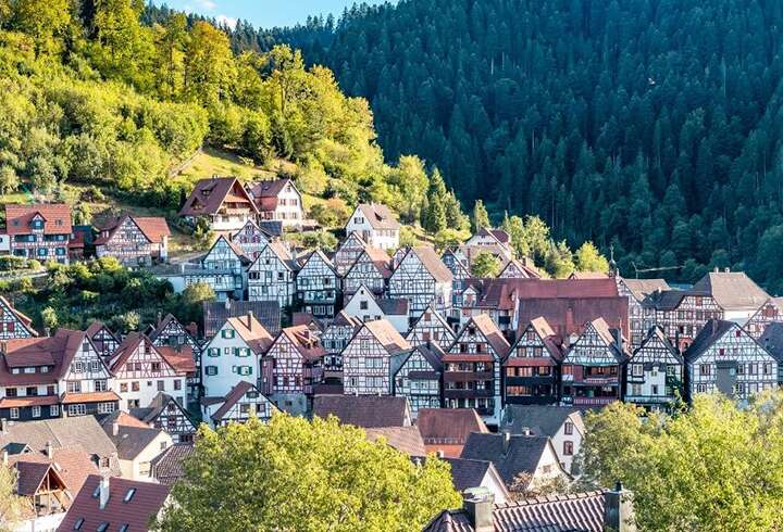 Schiltachin kaupungissa talot sijaitsevat vuoren rinteella vieri vieressä. 