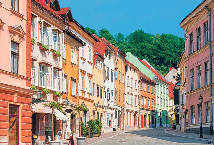 Värikkäitä taloja Ljubljanan vanhassakaupungissa