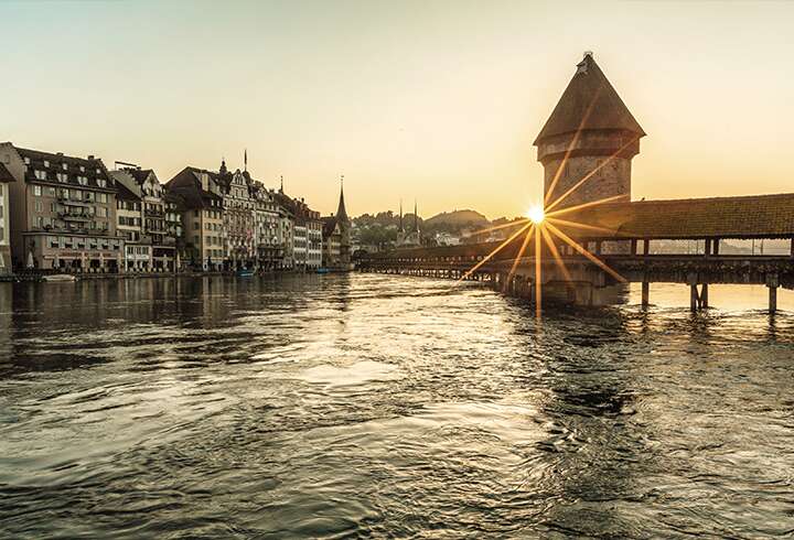 Lucernen kaupunki ja auringon säteet.