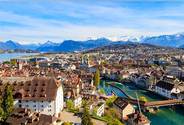 Luzernin kauniiit vuoristomaisemat. 