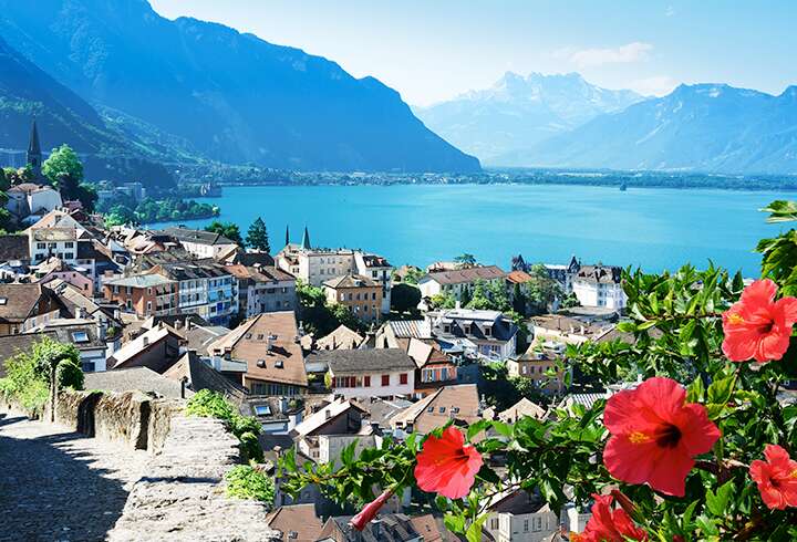 Montreuxin kaupunki, jota kutsutaan Sveitsin Rivieraksi. 