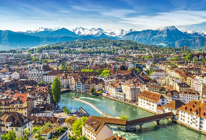 Luzern ja vuoristo taustalla. 