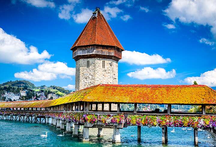 Luzernin kaupunki aurinkoisena päivänä.