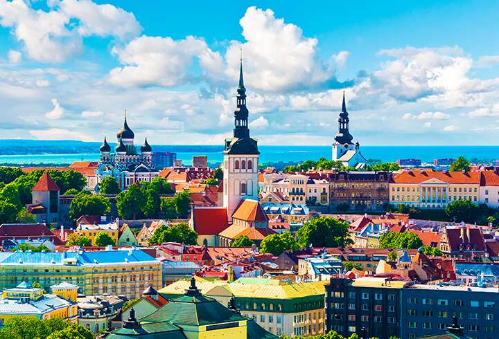 Aurinkoinen Tallinnan kaupunki. 