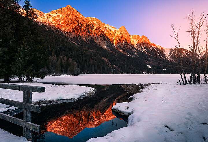 Anterselva järvellä talvella auringon osuessa vuoriin. 