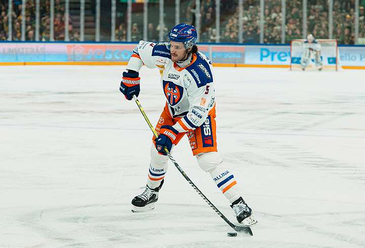 Tapparan pelaaja jäällä.