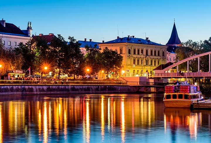 Tartton kävelykatu valaistuna. 